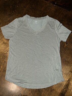 GAP V-Neck Tee in Light Heather Gray